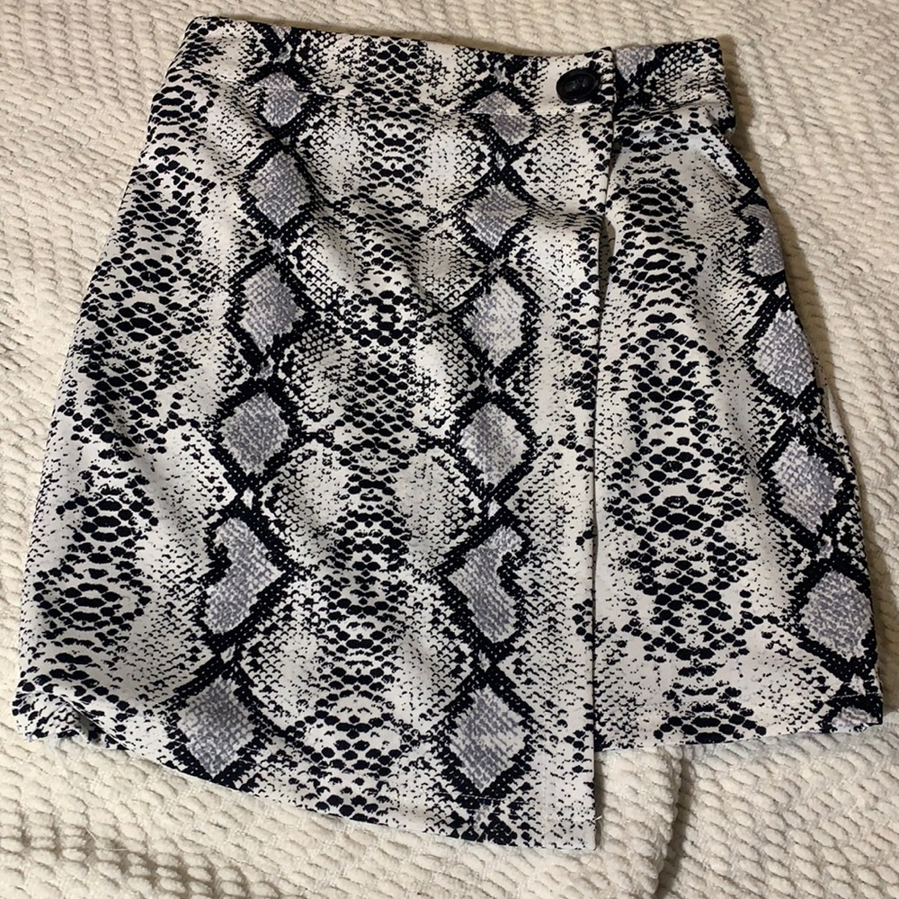 Never Worn Size Small Black and White Snake Skin Skirt with Elastic Waist Band